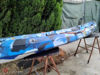 Kayak azul y negro con remos de dos plazas