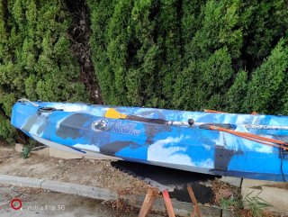 Kayak azul y negro con remos de dos plazas