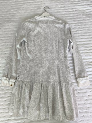 Vestido elegante gris y blanco