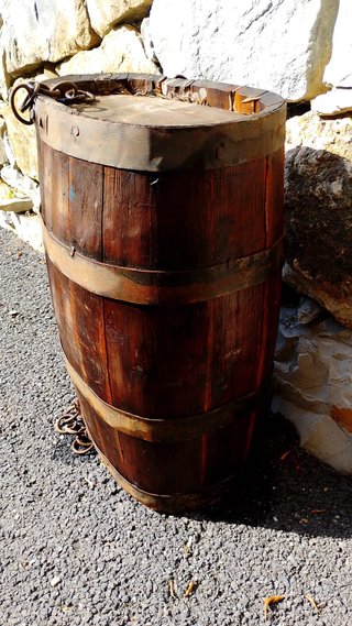 Antico barile ovale in legno e ferro