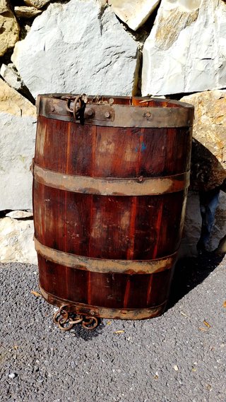 Antico barile ovale in legno e ferro