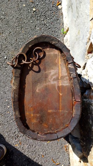 Antico barile ovale in legno e ferro
