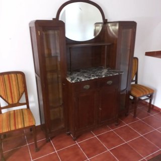 Mueble antiguo con espejo y vitrinas