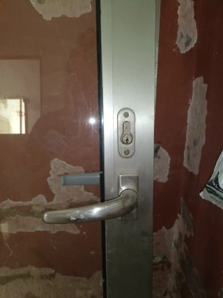 Puerta aluminio y cristal