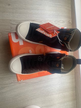 Botas deportivas negras con etiquetas talla 38
