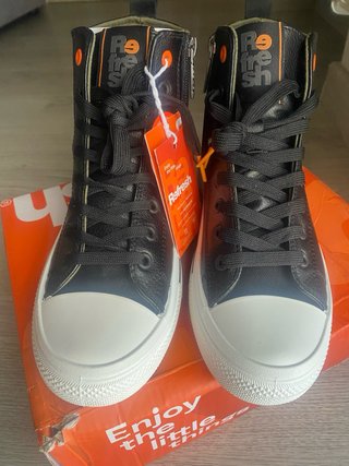 Botas deportivas negras con etiquetas talla 38