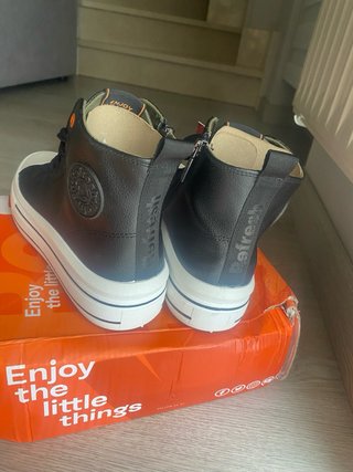 Botas deportivas negras con etiquetas talla 38