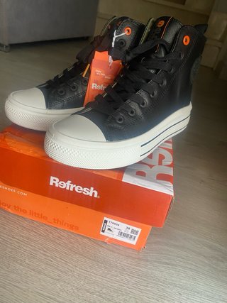Botas deportivas negras con etiquetas talla 38