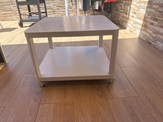 Mesa auxiliar blanca con ruedas