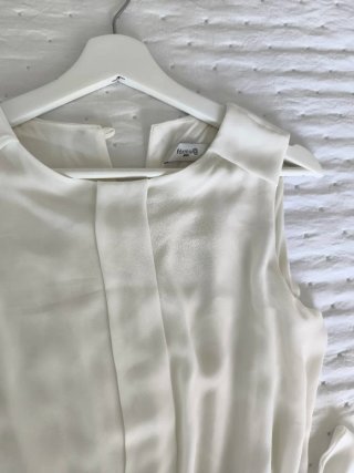 Vestido de verano blanco y rosa