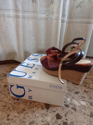 Sandalias con cuña de Guess by marciano.