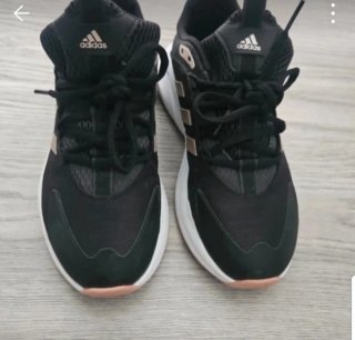 Deportivas Adidas Negras y Doradas