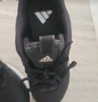 Deportivas Adidas Negras y Doradas