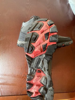 Botas de montaña Regatta grises y rojas