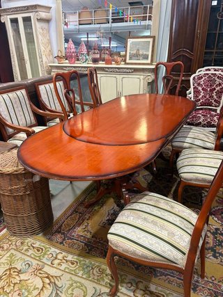 MESA DE COMEDOR Y 8 SILLAS