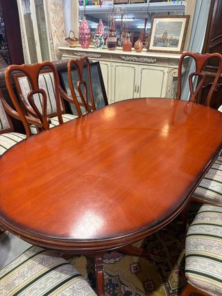 MESA DE COMEDOR Y 8 SILLAS