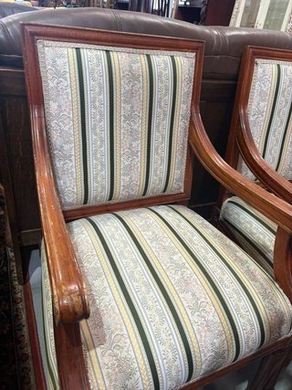 MESA DE COMEDOR Y 8 SILLAS
