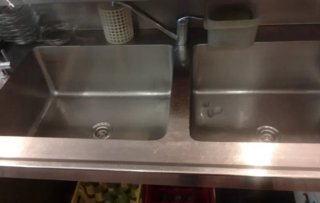 Fregadero de restaurante de metal