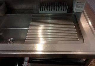 Fregadero de restaurante de metal