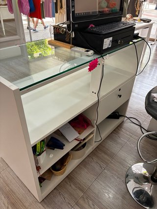 Mostrador de tienda blanco con cristal