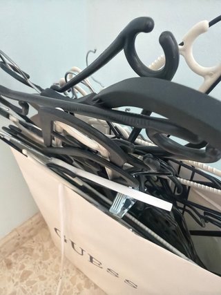 Lote de perchas de plástico