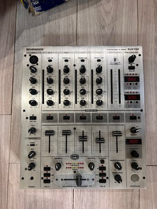 Mesa de mezclas DJ Behringer DJX700