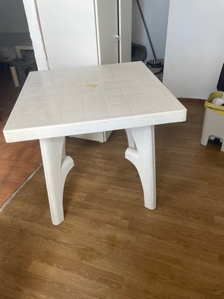 Mesa de plástico blanca 79x79 cm de alto 74 cm