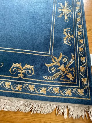Alfombra de lana azul y dorada
