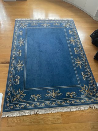 Alfombra de lana azul y dorada