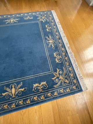 Alfombra de lana azul y dorada