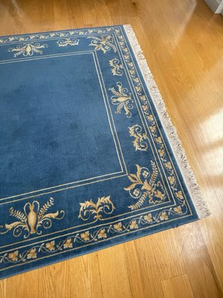 Alfombra de lana azul y dorada