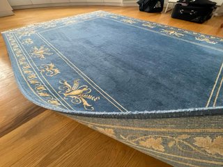 Alfombra de lana azul y dorada