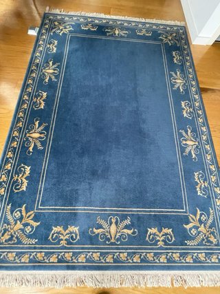 Alfombra de lana azul y dorada