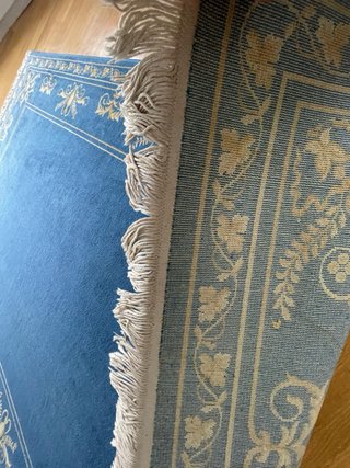 Alfombra de lana azul y dorada