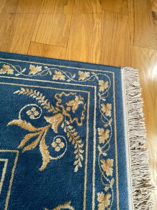 Alfombra de lana azul y dorada