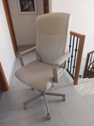 Sillón de oficina beige