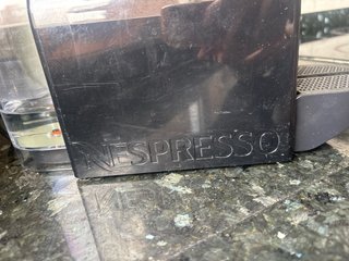 Cafetera Nespresso Negra
