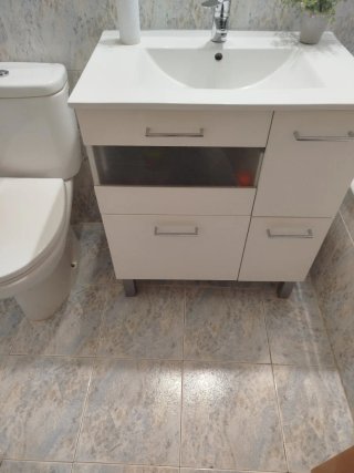 Mueble de baño con espejo, inodoro y bidé