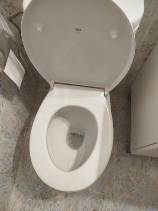 Mueble de baño con espejo, inodoro y bidé
