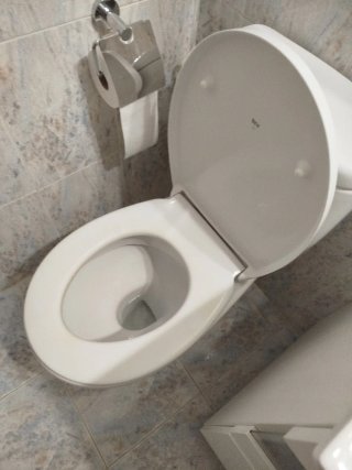 Mueble de baño con espejo, inodoro y bidé