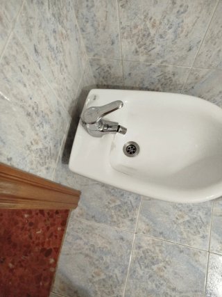 Mueble de baño con espejo, inodoro y bidé