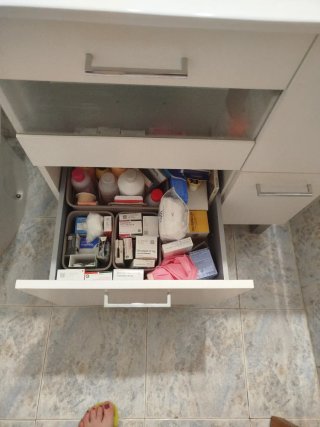 Mueble de baño con espejo, inodoro y bidé