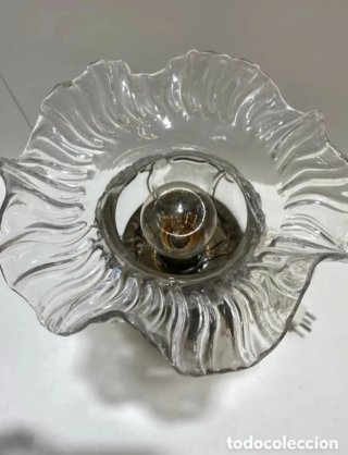 LÁMPARA DE MESA ANTIGUA CON TULIPA DE CRISTAL
