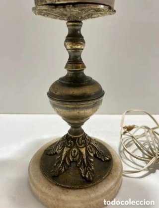 LÁMPARA DE MESA ANTIGUA CON TULIPA DE CRISTAL