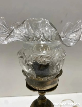 LÁMPARA DE MESA ANTIGUA CON TULIPA DE CRISTAL