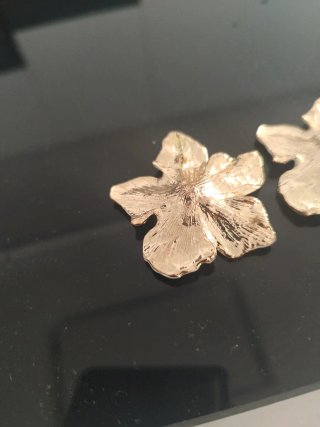 Pendientes flor beige con pedrería