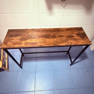 Mesa de madera y metal