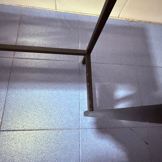 Mesa de madera y metal