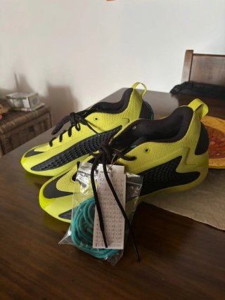 Zapatillas de Baloncesto Amarillas y Negras