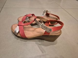 Sandalias de cuña mujer piel rojo y dorado